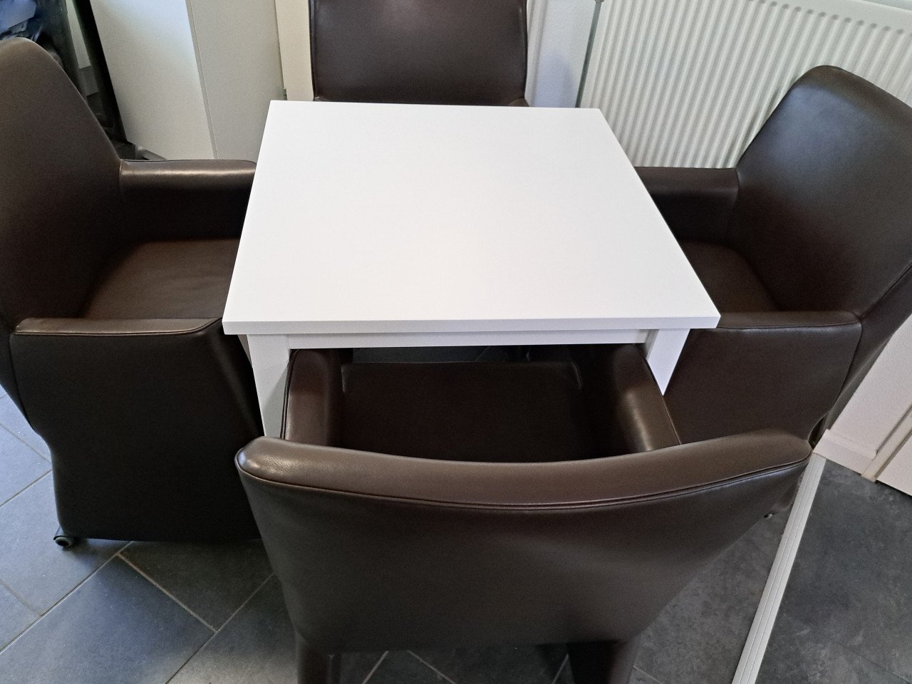 Mooie tafel & 4 bruine lederen stoelen