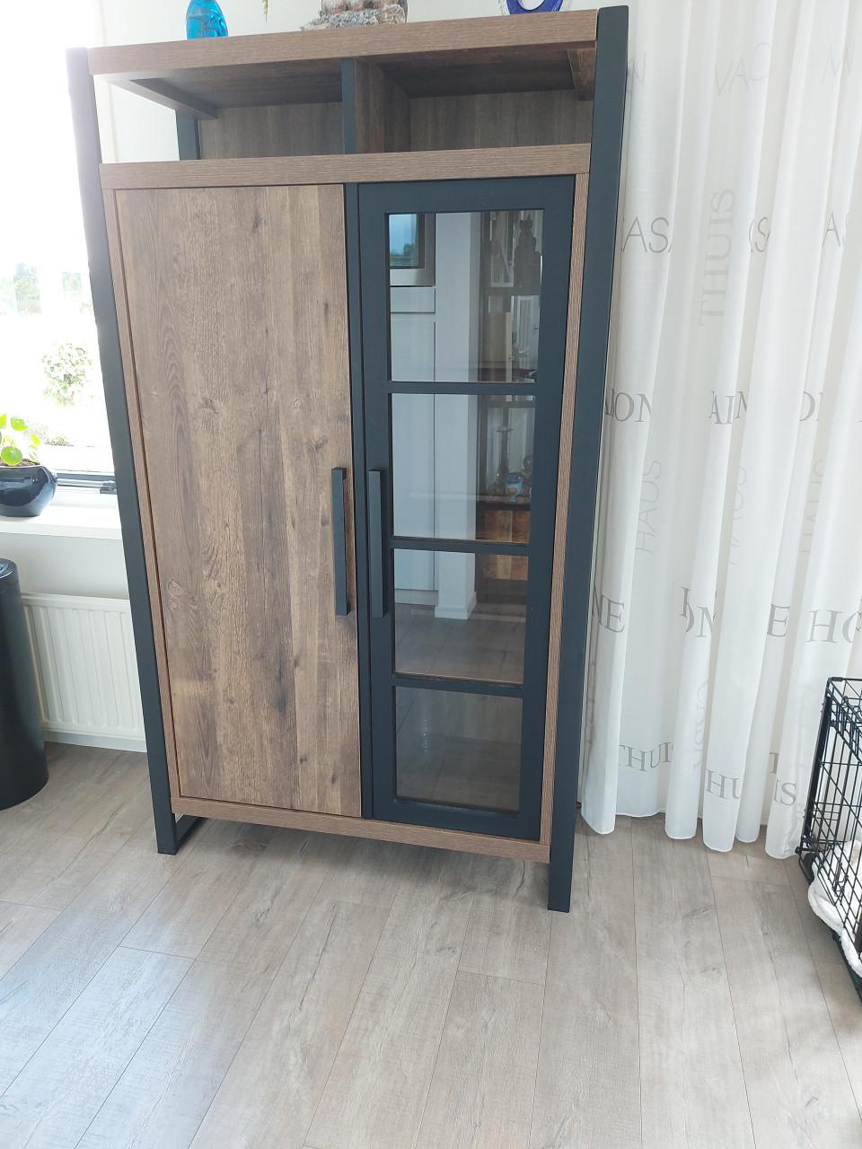 Te koop  Eettafel,salontafel,vitrinekast TV Meubel.