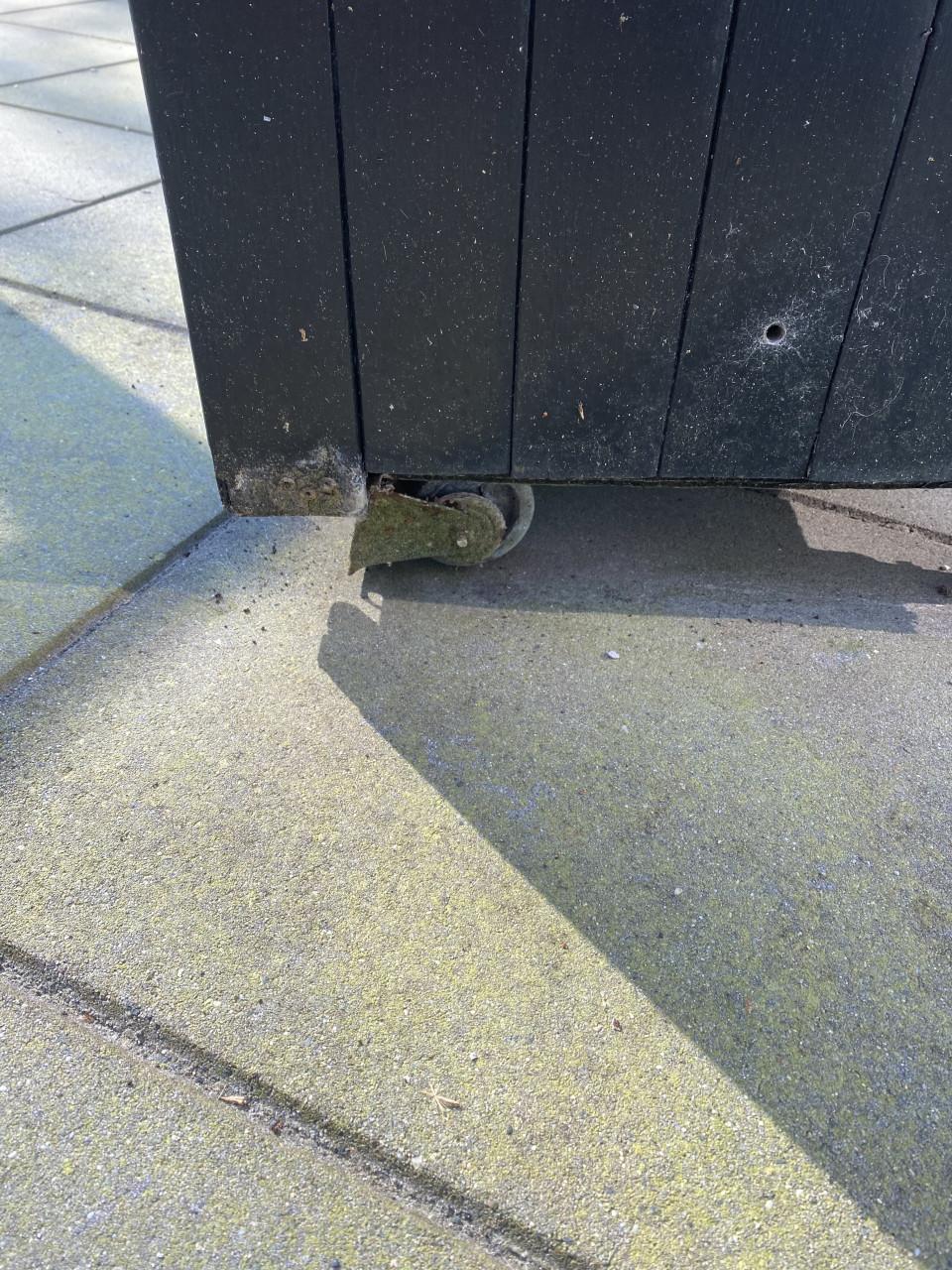 Bloembak met voet voor droogmolen