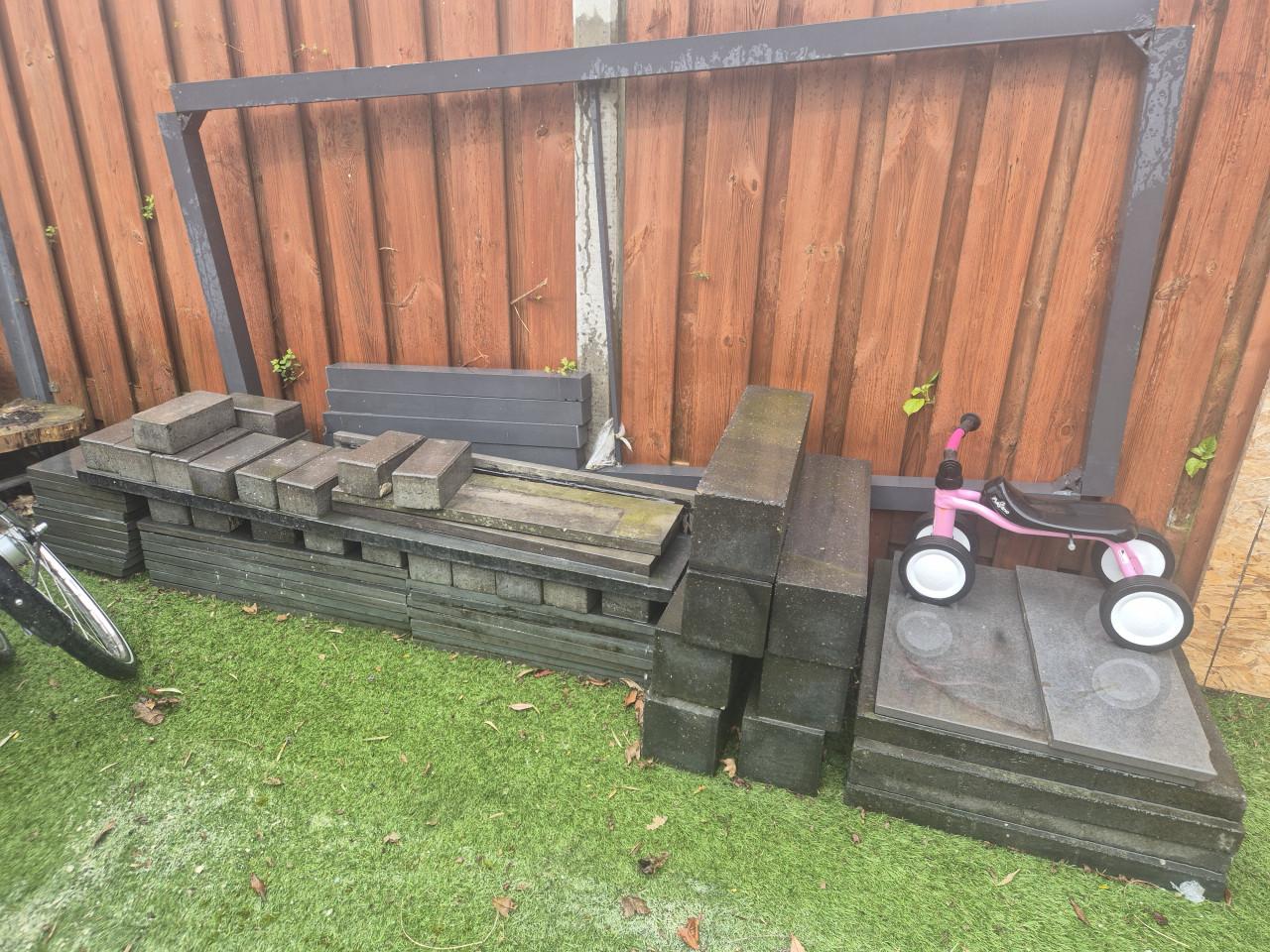 Partijtje tegels voor in de tuin...