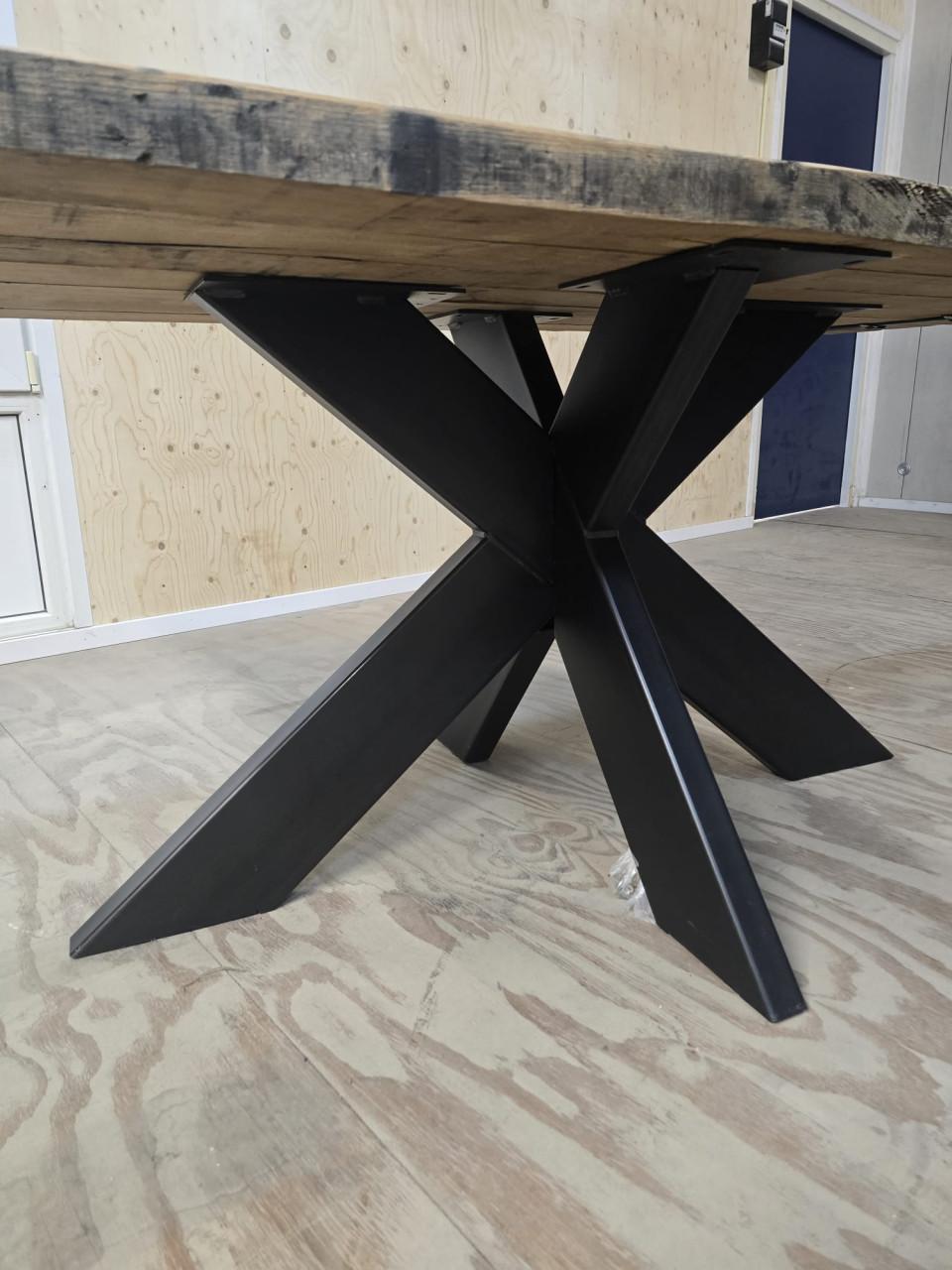 Robuuste eettafel van oud eikenhout met stalen onderste
