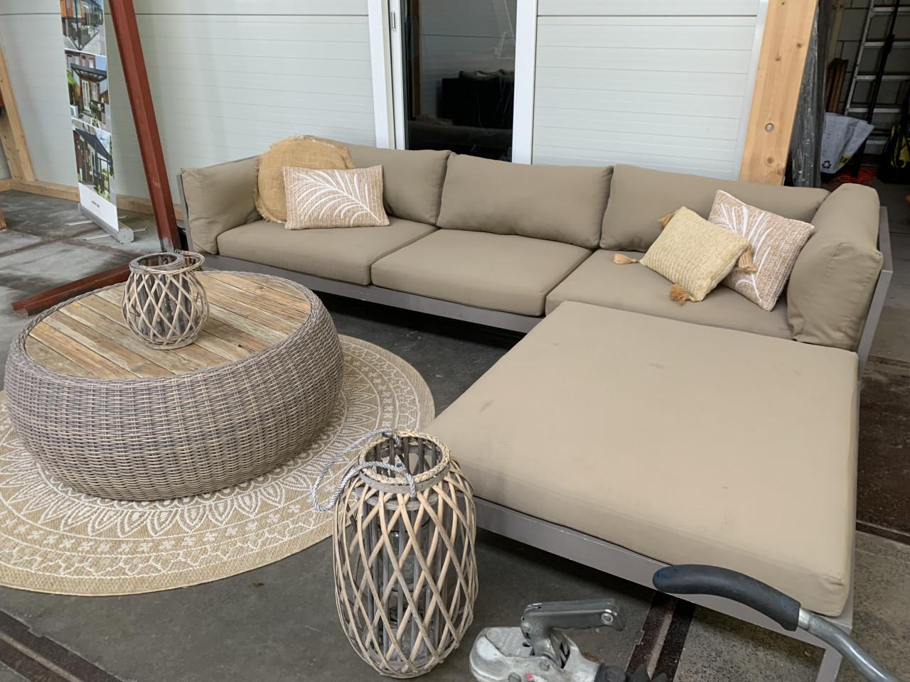 Loungeset met kussens en tafel.