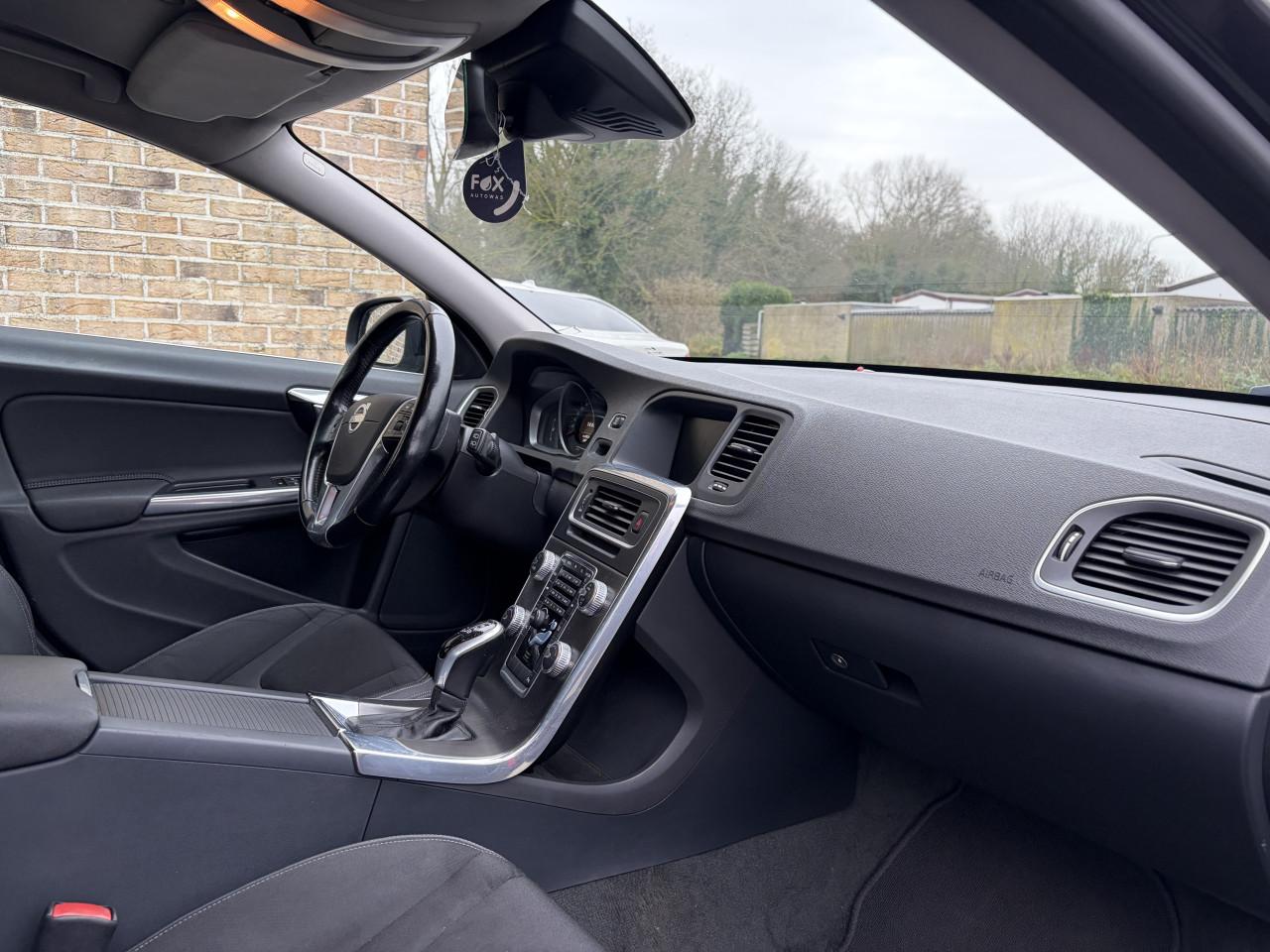 Volvo V60 1.6 T3 Momentum AUTOMAAT / PDC / CT / NAVI / AIRCO/ORG NL 2014