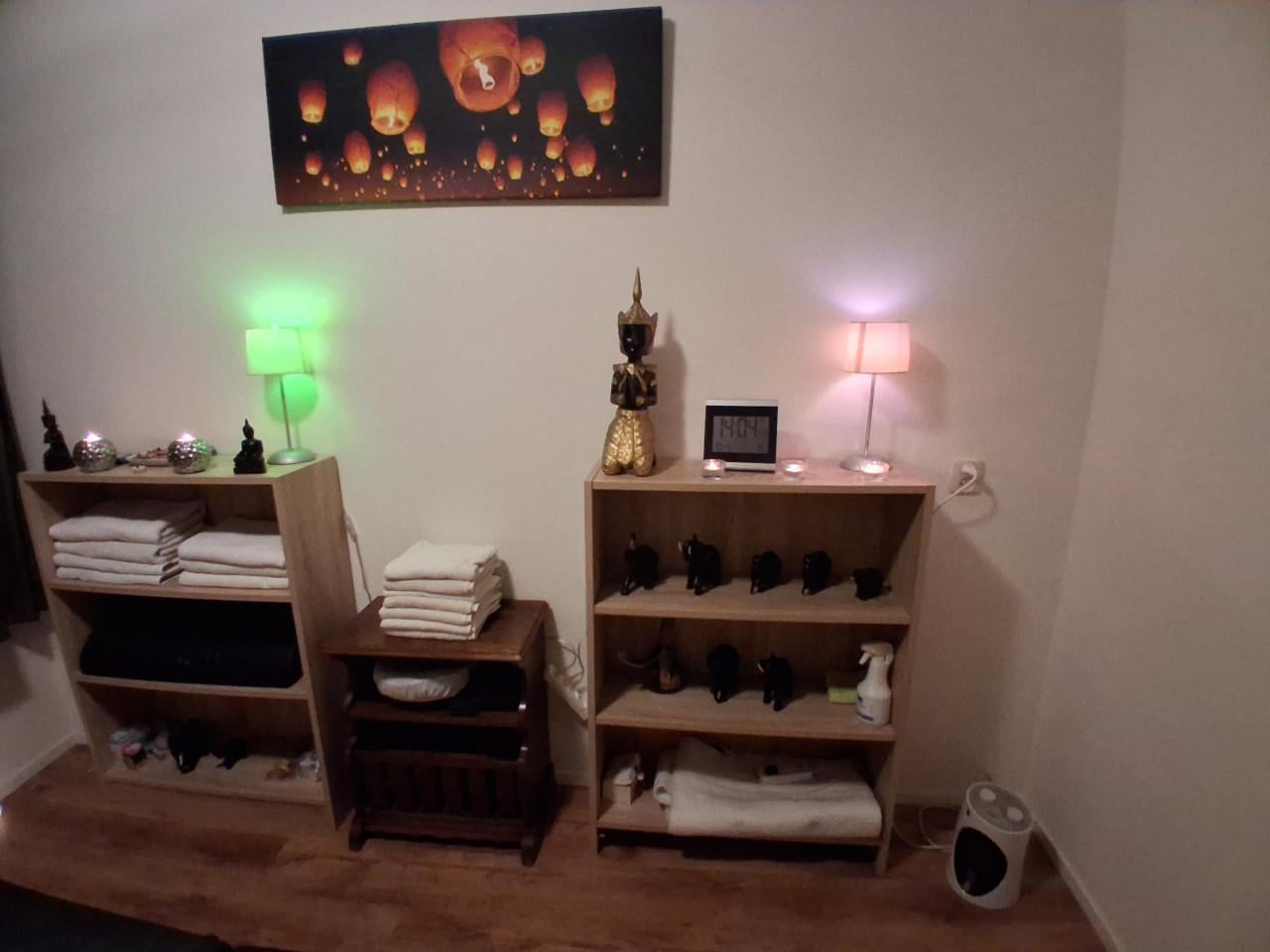 Ontspanningsmassage voor vrouwen door senior masseur