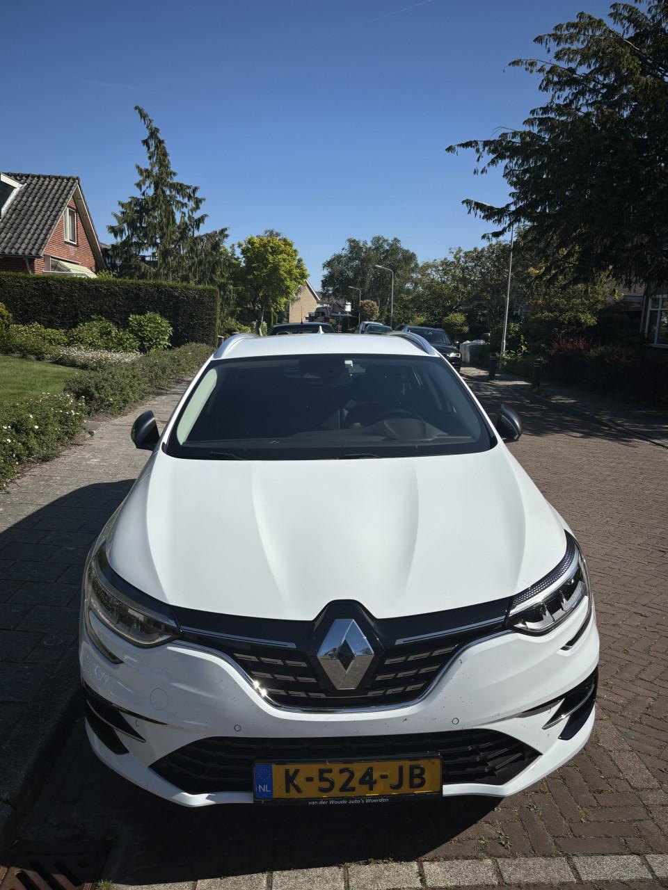 Te koop zeer nette Renault Megane Estate one editie 01-2021 141pk