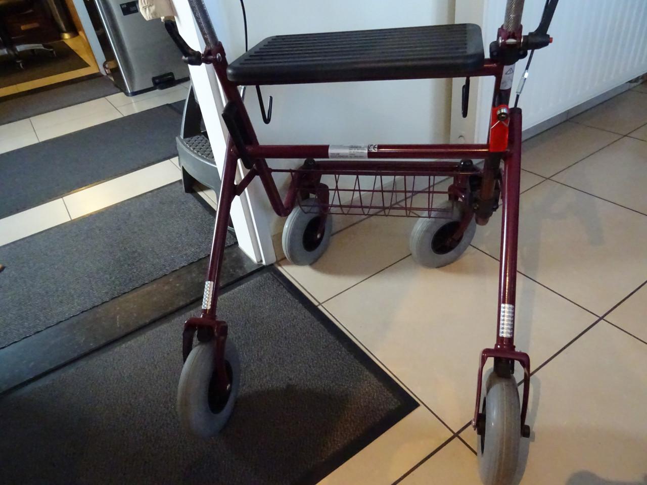 Te koop nog nieuwe opvouwbare rollator een paar keer gebruikt rubber banden