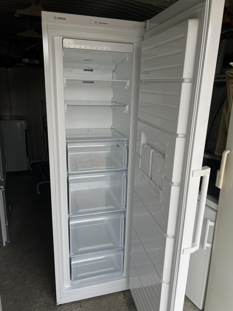 1 jaar oude vriezer BOSCH GSN36VWEP Serie 4  Nofrost vrieskast 186x60 cm.