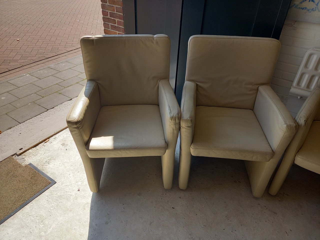 Te Koop 2,4,of 6 stoelen (Goosens)  Italiaans leer