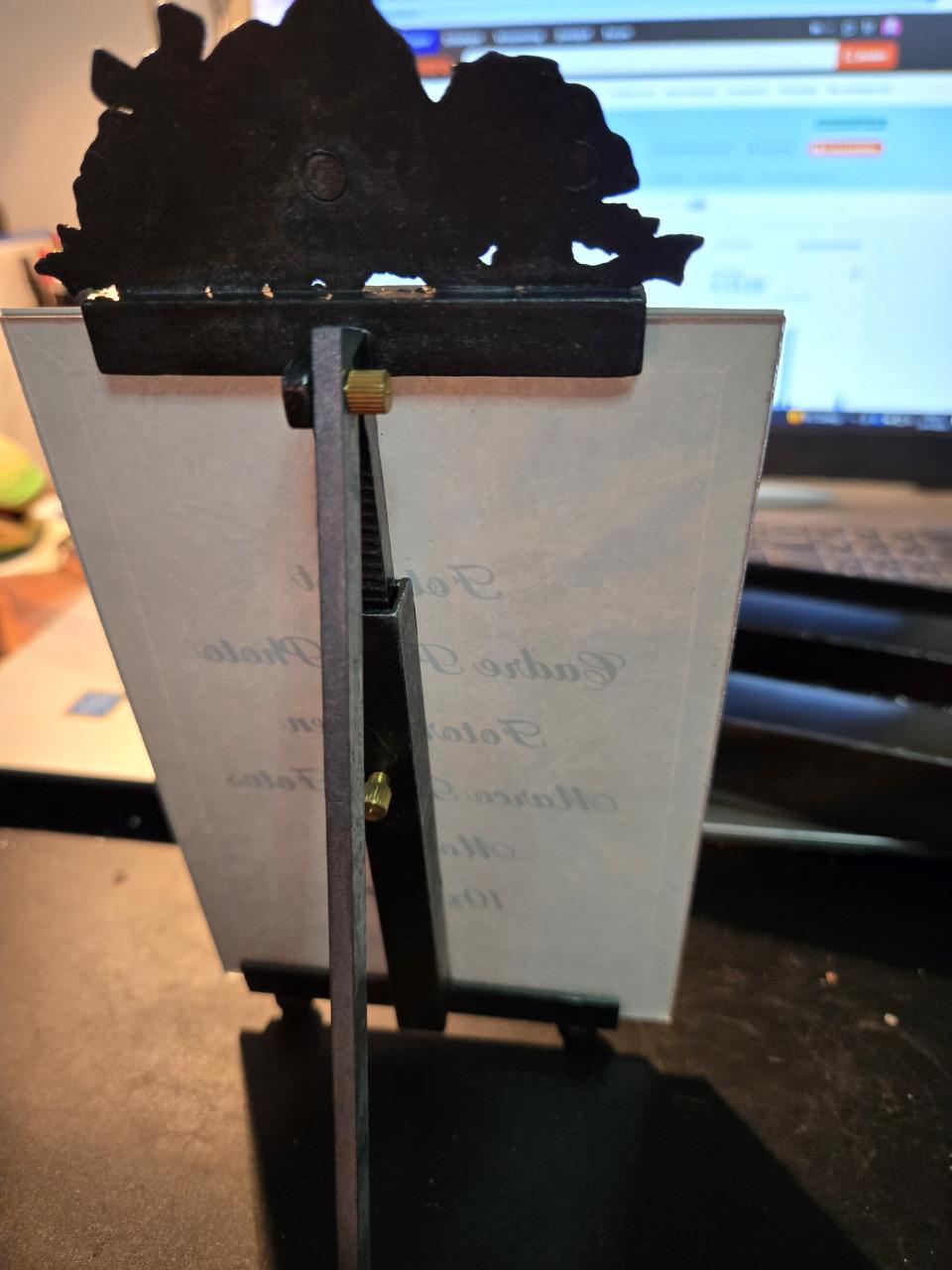 Brocante metalen fotolijst met roosjesdecoratie en facetgeslepen glas