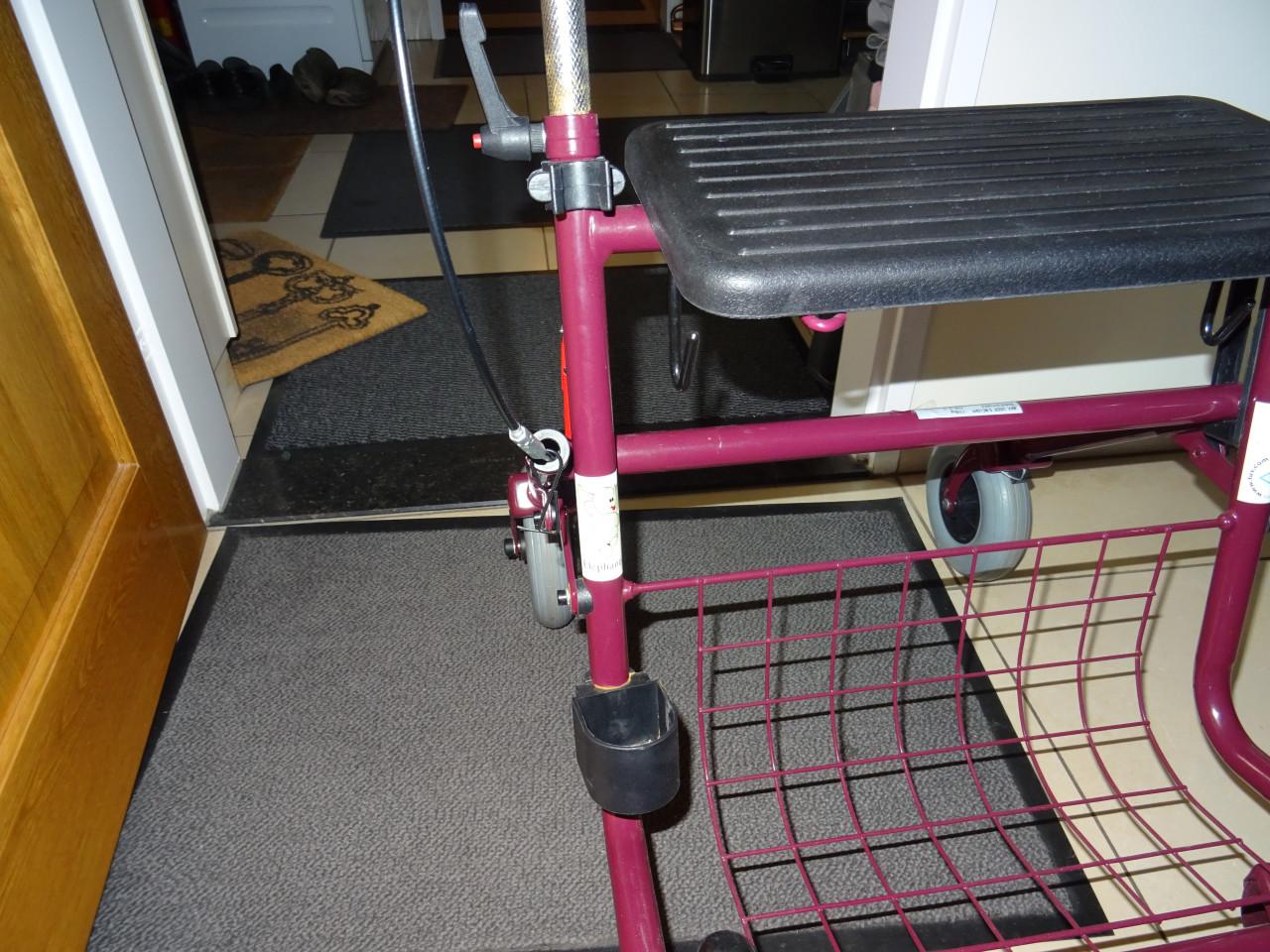 Te koop nog nieuwe rollator zie foto s een paar keer gebruikt ! op vouwbaar