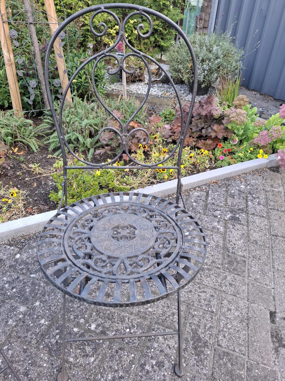 Set gietijzeren tuinstoelen