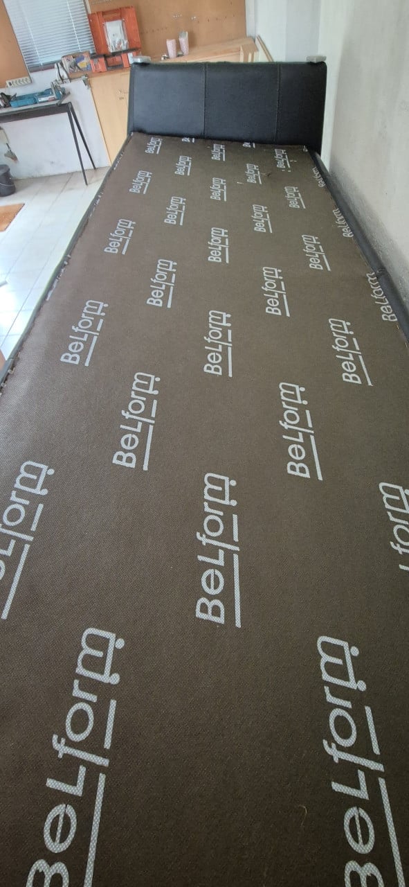 Leren bankstellen met glazen tafels in topstaat