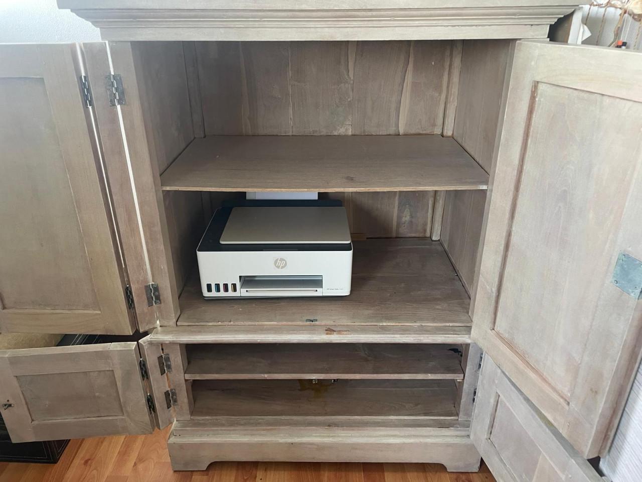 Landelijk houten dressoir/kast met deuren en planken