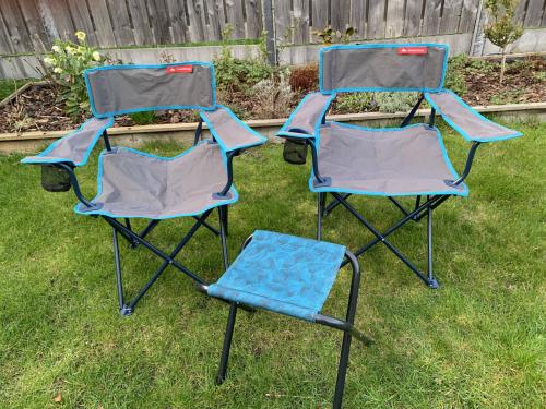 Twee Quechua campingstoelen en een krukje