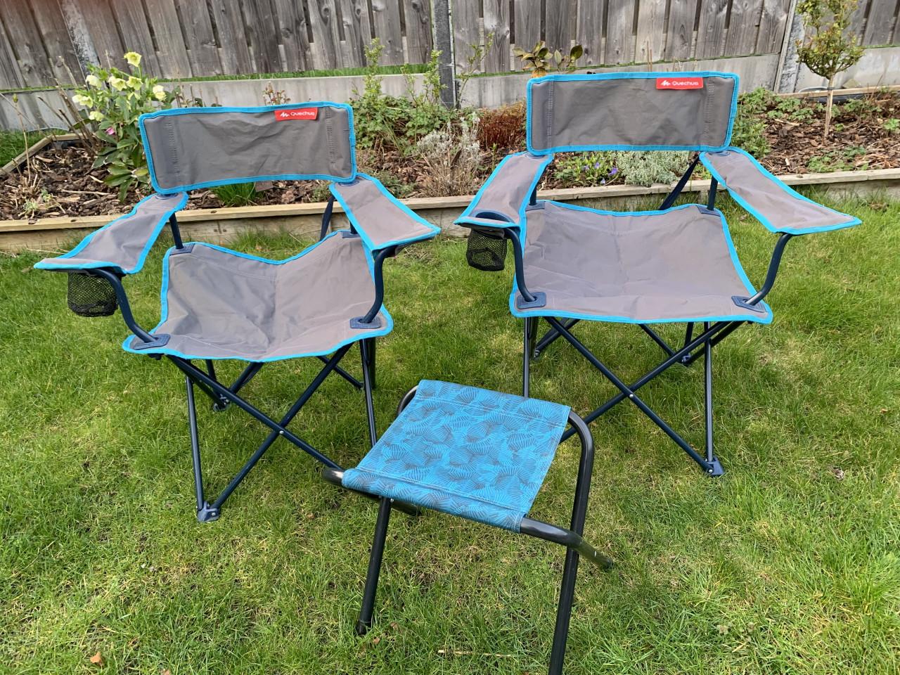 Twee Quechua campingstoelen en een krukje