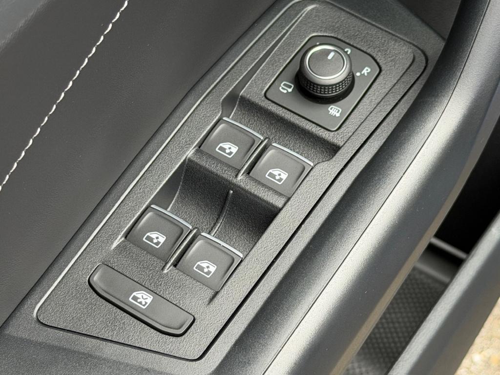 Volkswagen T-roc 1.5 tsi 150pk dsg r-line | trekhaak | camera | keyless | e
