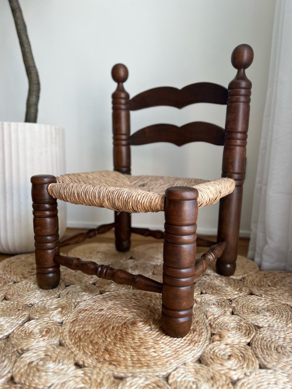 Vintage houten bijzetstoel of kinderstoel – Japandi stijl |