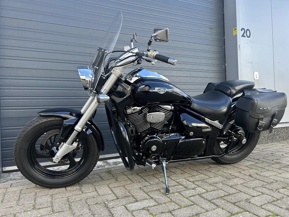 Suzuki M800 Intruder uit 2005 met 23dkm, windscherm/valbeugel etc €4500,-