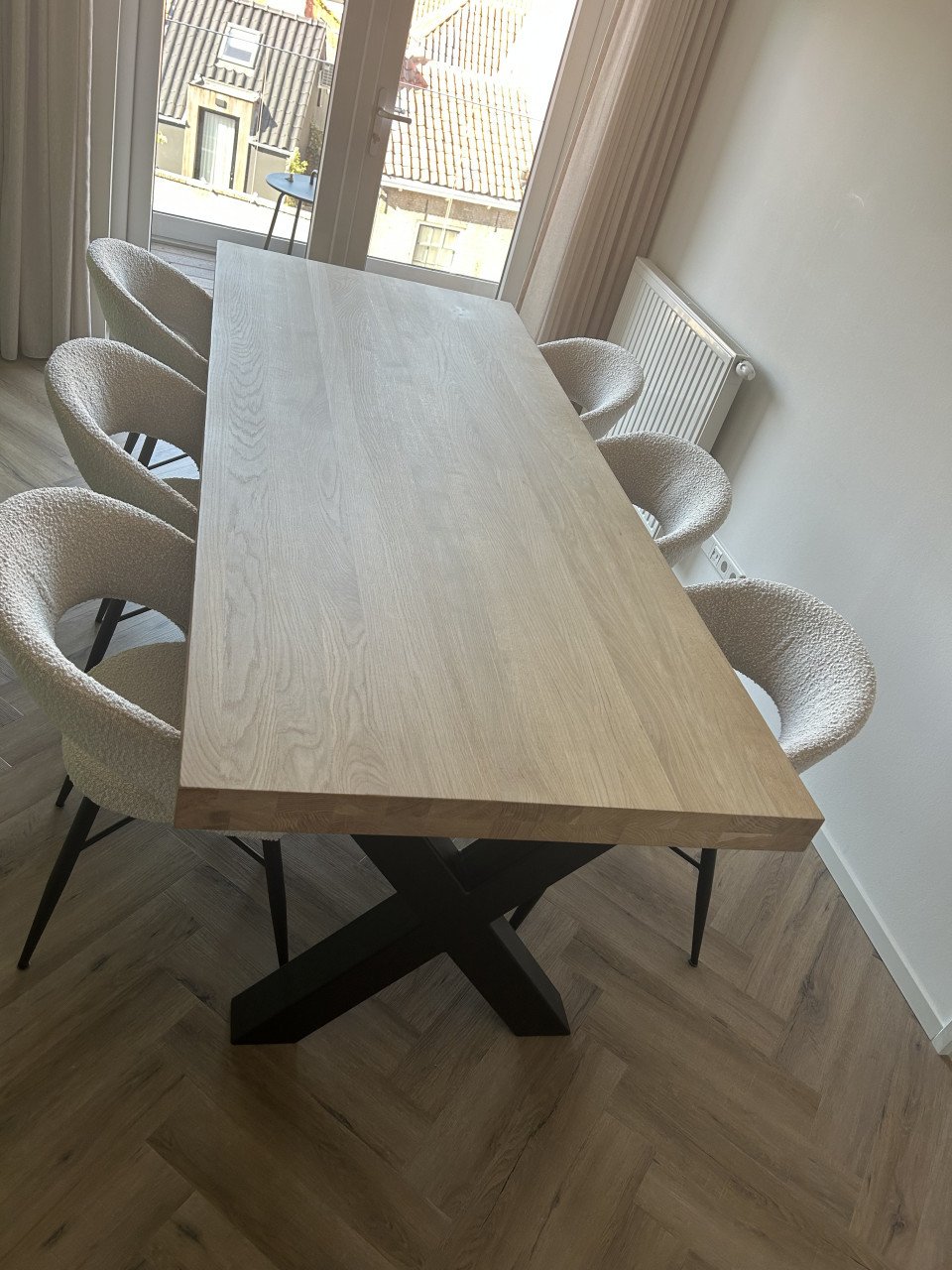 Massief eikenhouten tafel met zwart staal poten