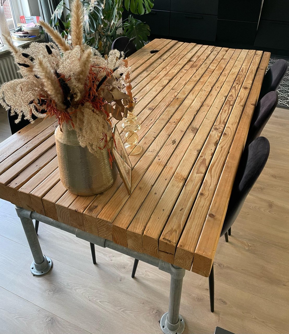 Eettafel houten balken en steigerbuizen