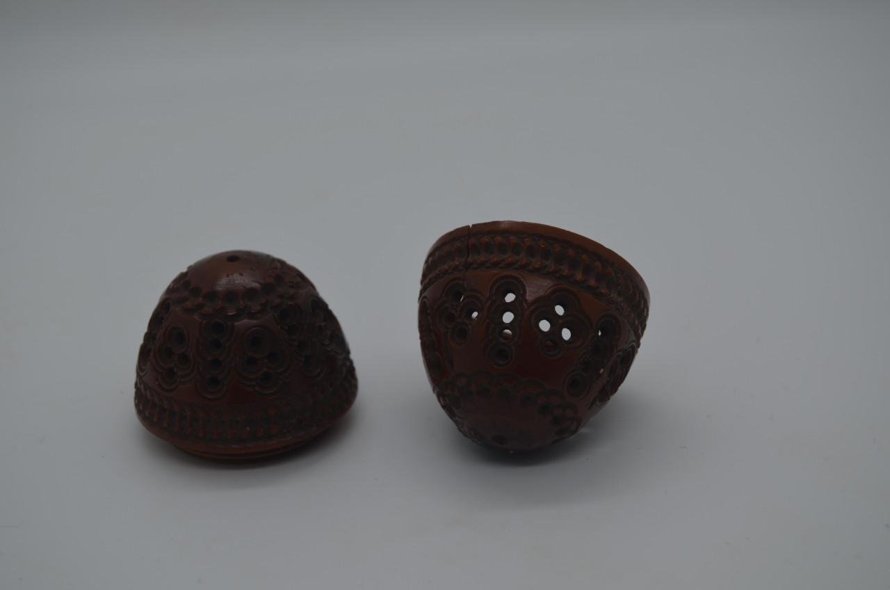Handgesneden coquilla noten strooiers en pomanders (7)