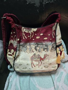 Schoudertas van textiel met een kameelprint.  25x29x15 cm