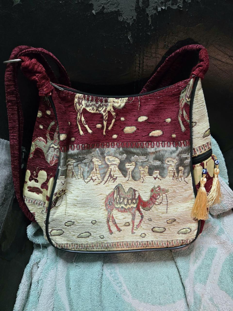 Schoudertas van textiel met een kameelprint.  25x29x15 cm