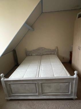 2 pers. whitewash (grenenhout) bed met matrassen en lattenbodems 200x160cm