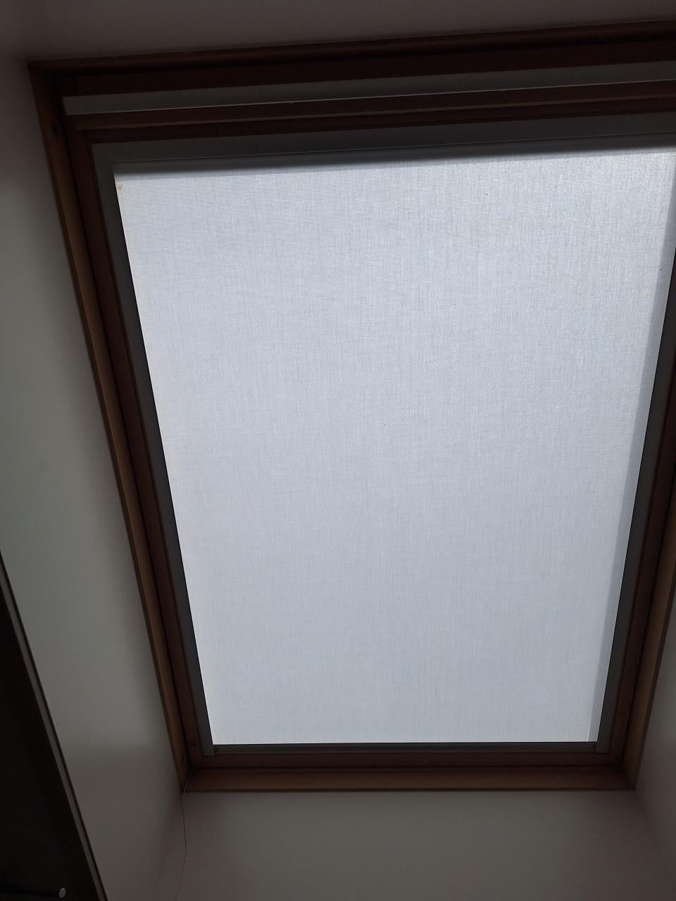 Zonnen scherm voor Velux dakraam.