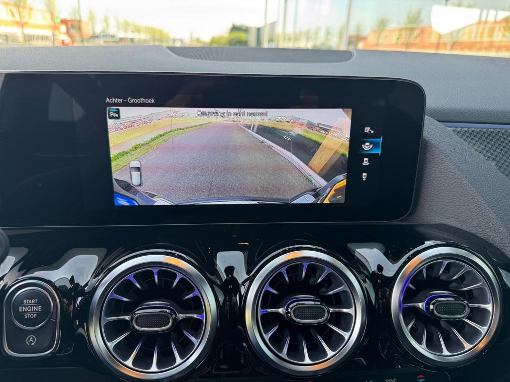 Mercedes-Benz Gla-klasse 200 amg line automaat , wegklapbare trekhaak , ach