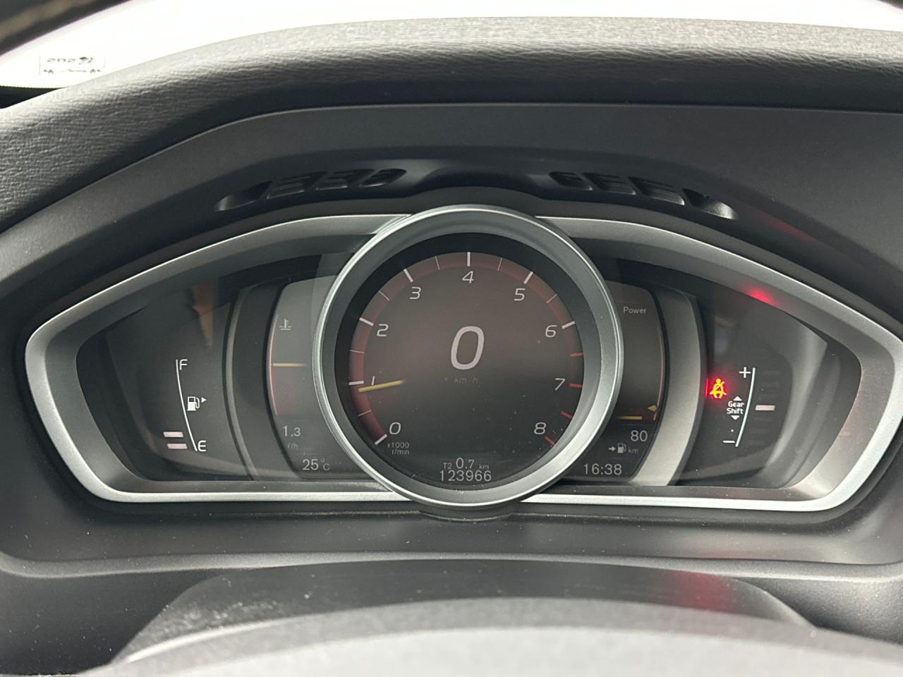Volvo V40 2.0 T2 R-Design - FULL LED - DEALER OND - NAVI