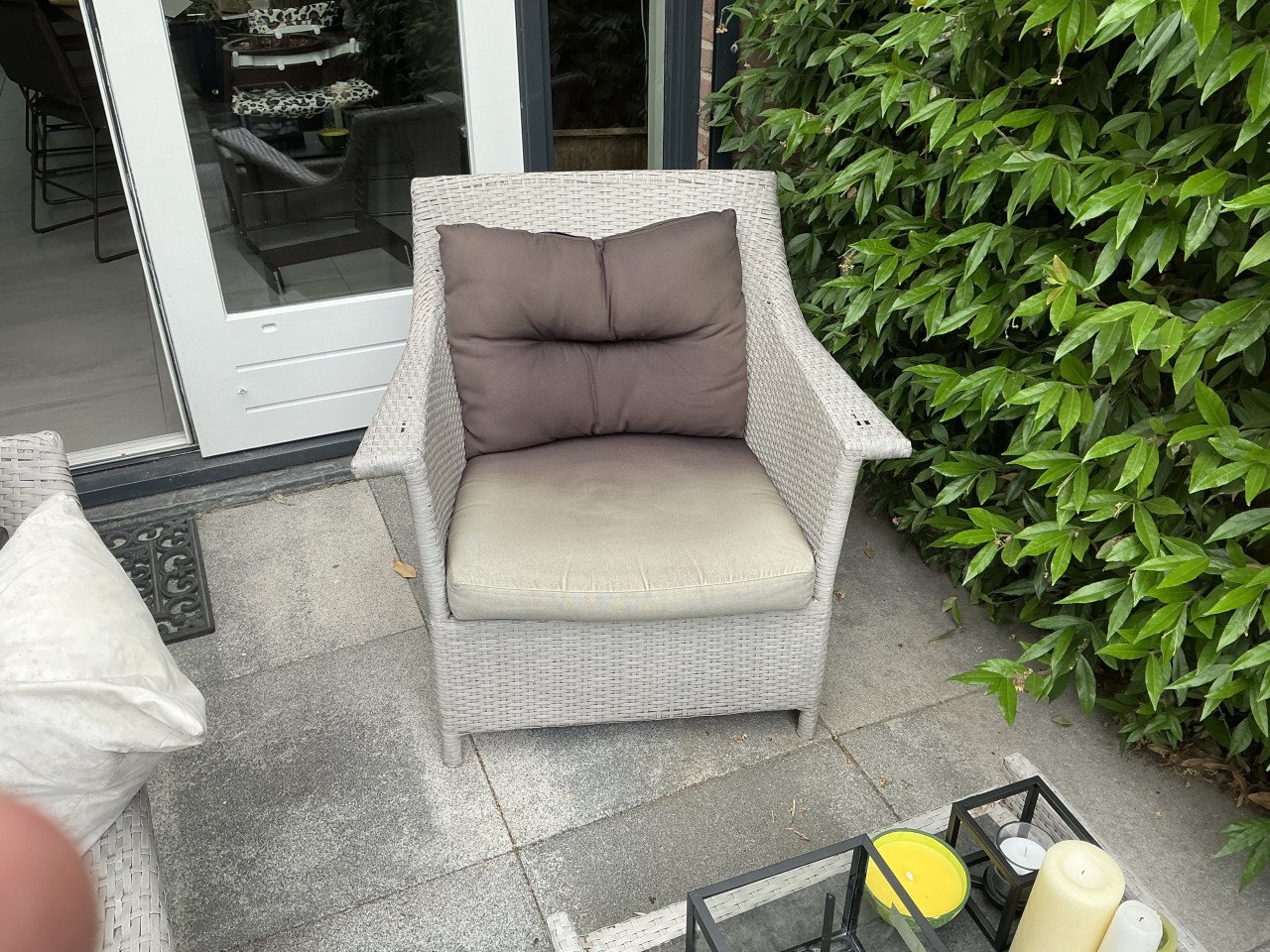 Te koop: twee tuinstoelen wicker en bijbehorende voetenbank