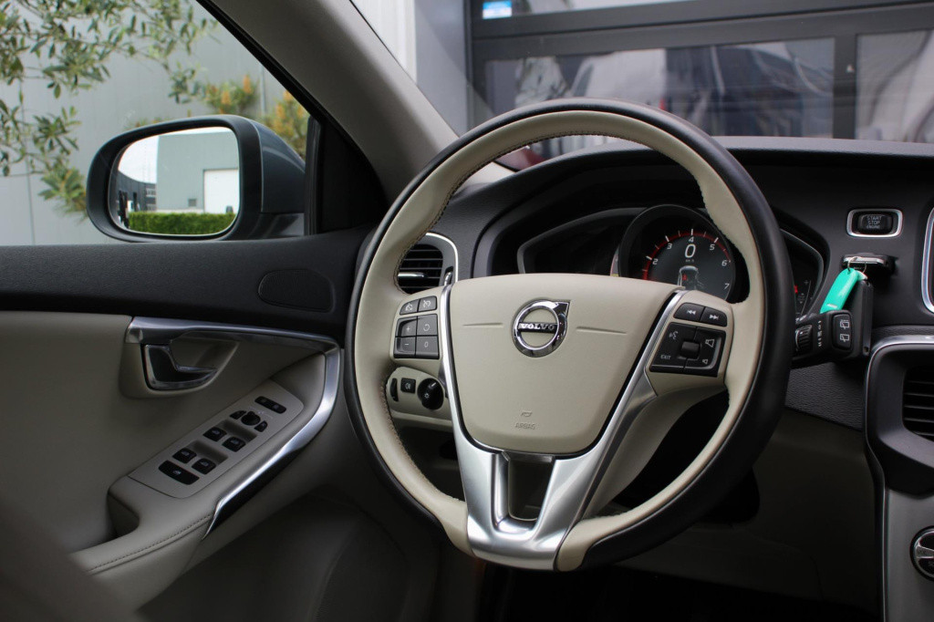 Volvo V40 2.0 t2 inscription - 122pk - leder - 17inch - navi - full led - c