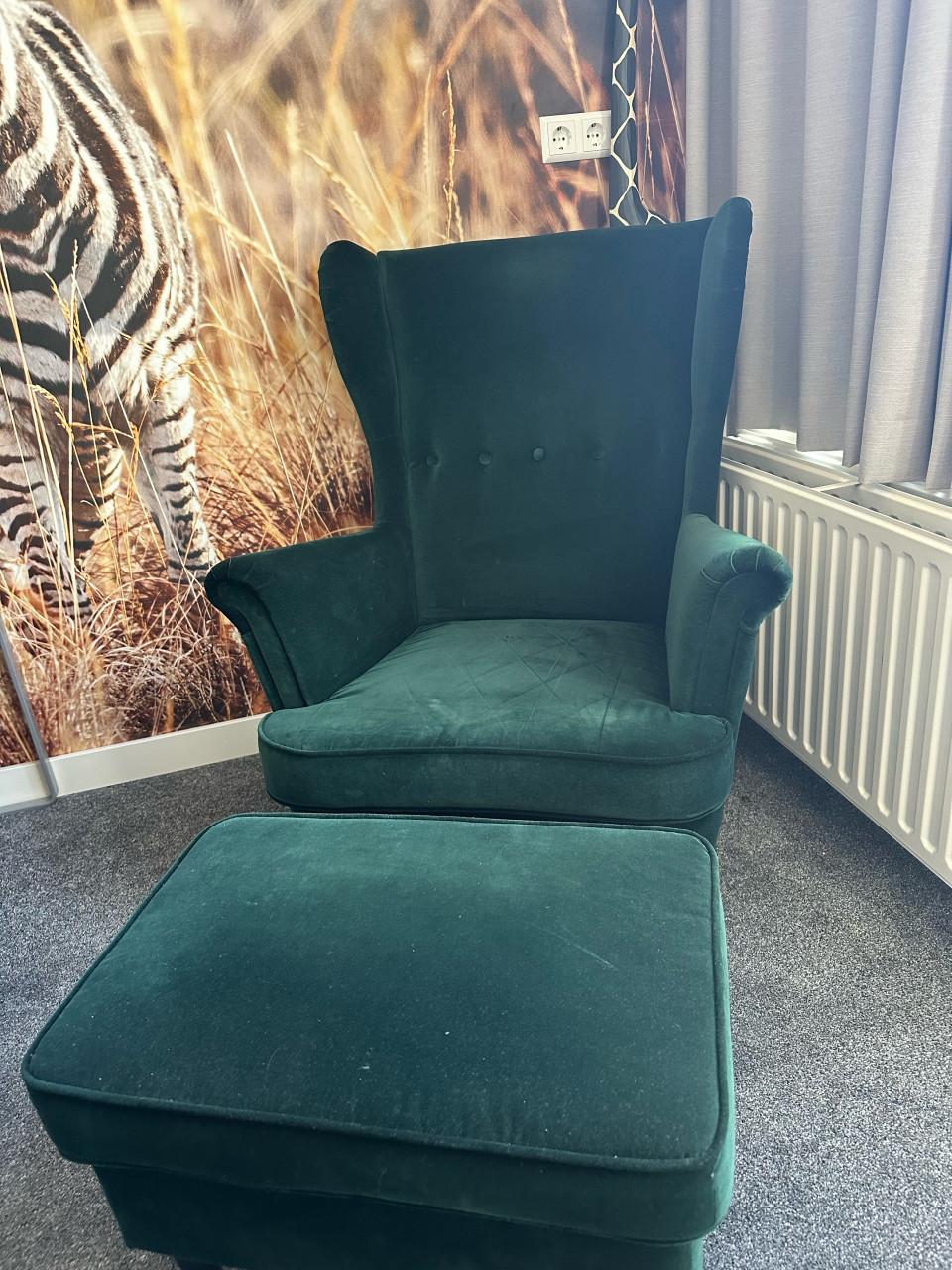 Groene oorfauteuil Strandmon Ikea met voetenbank