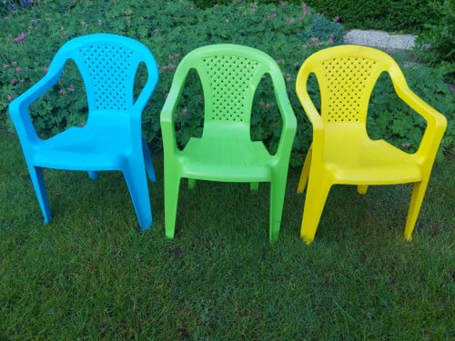 3 z.g.a.n. kunststof tuinstoelen / kinderstoeltjes