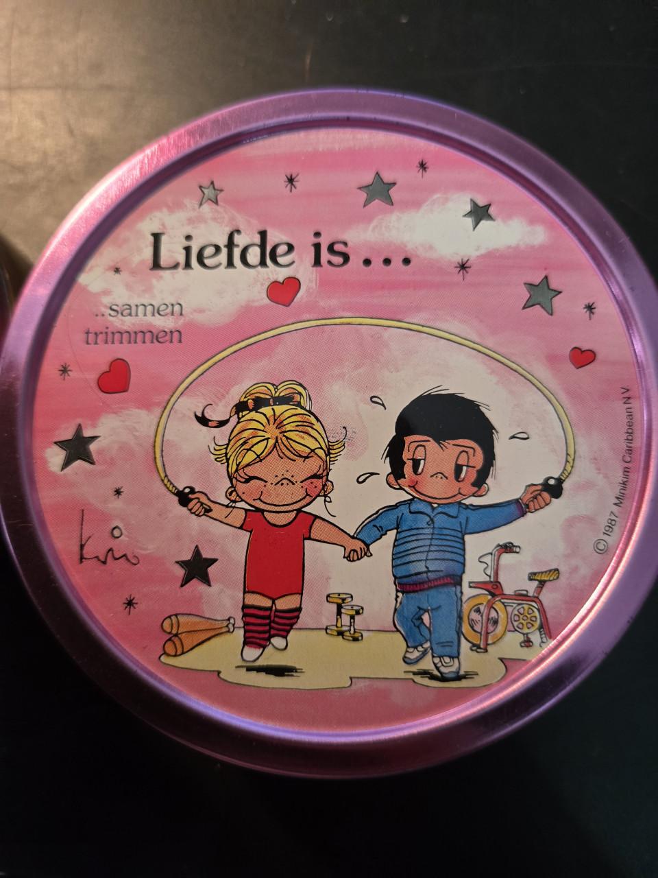 2 snoepblikjes uit 1987  "Liefde is..." cartoon van Kalfany  Ø 10cm