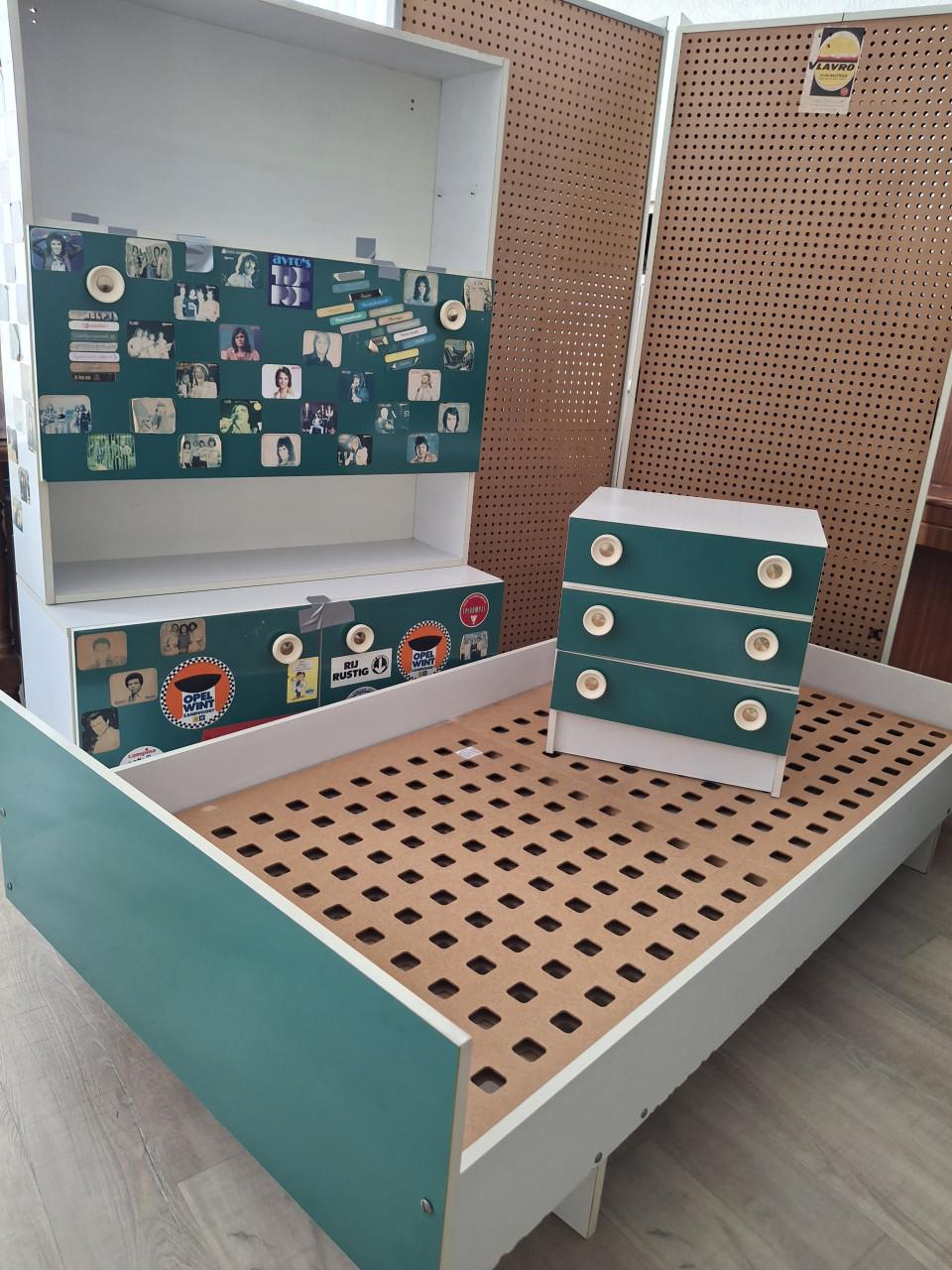 Slaapkamer set kind - bed, bureau, nachtkastje, bedbodem