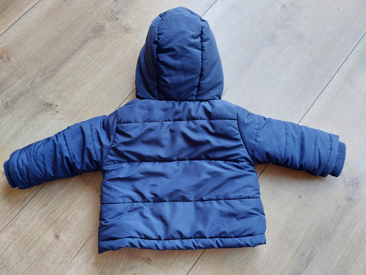 Leuke donkerblauwe jongens winterjas (maat 74 / 80)