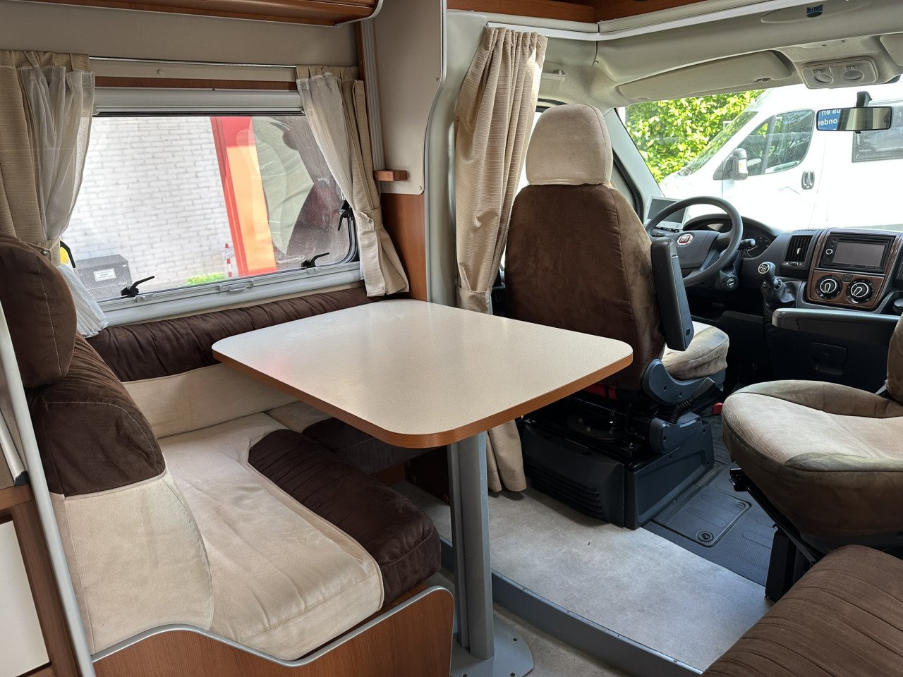 Comfortabel reizen in stijl – ontdek de McLouis MC4-75, 2012, lengtebedden
