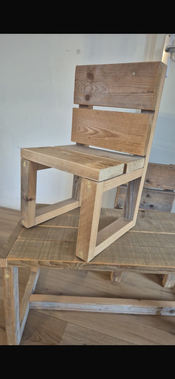 Steigerhouten kinder bureau + stoelen