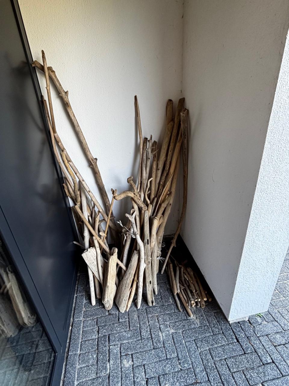 Groot lot drijfhout