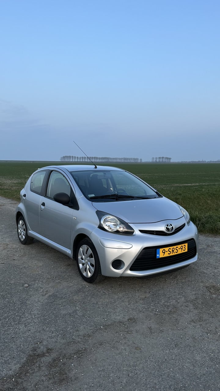 Toyota Aygo 1.0 12V Vvt-i 5DRS 2013 Grijs