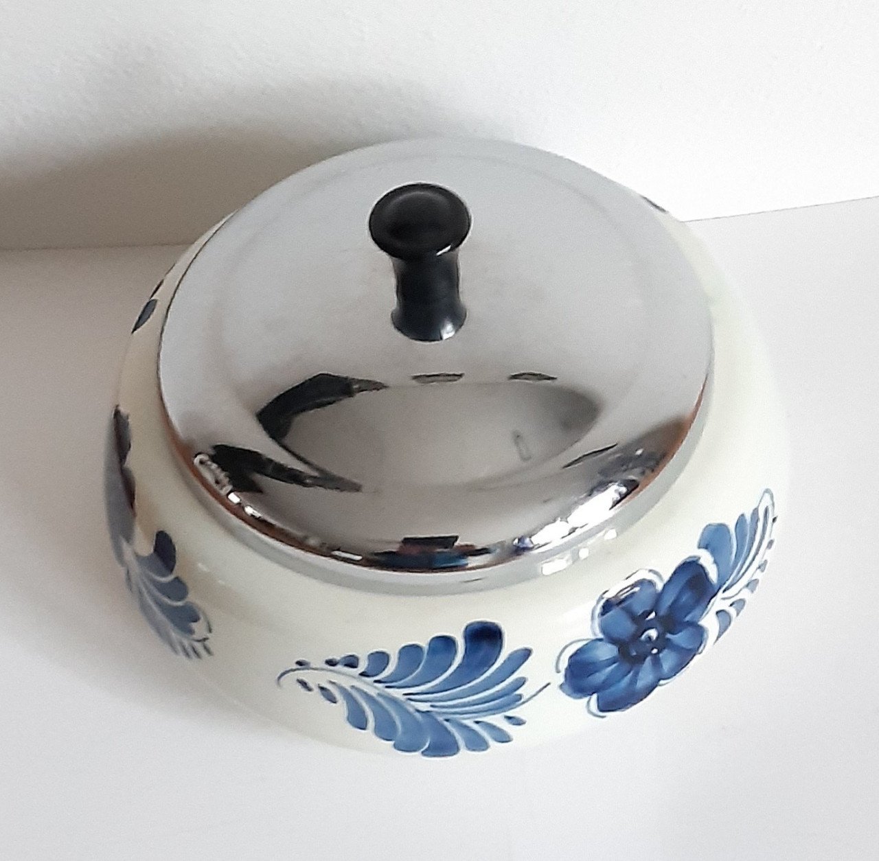 Delfts blauwe tabakspot met deksel, gesigneerd