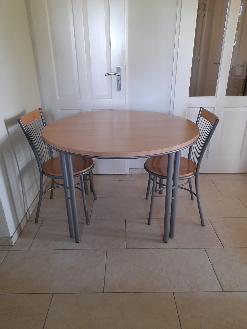 2 leuke stoeltjes (in goede nette staat )