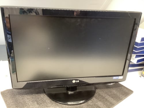 Tv van LG, 22 inch. Gebruikt als game-monitor. Bediening zit boven op de tv