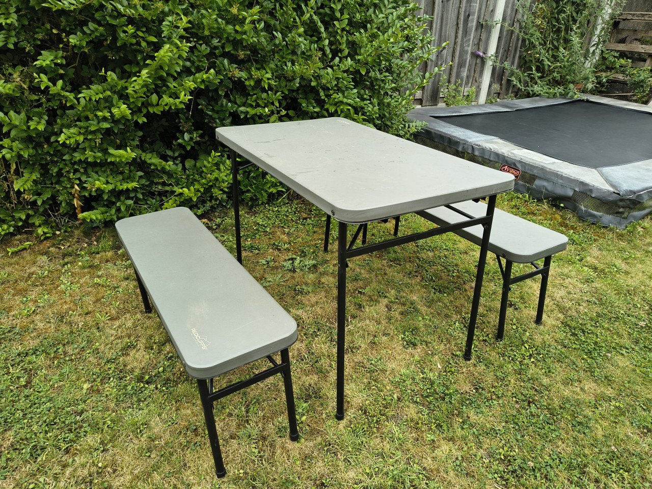 Handige camping tafel en banken picknickbank inklapbaar. Set