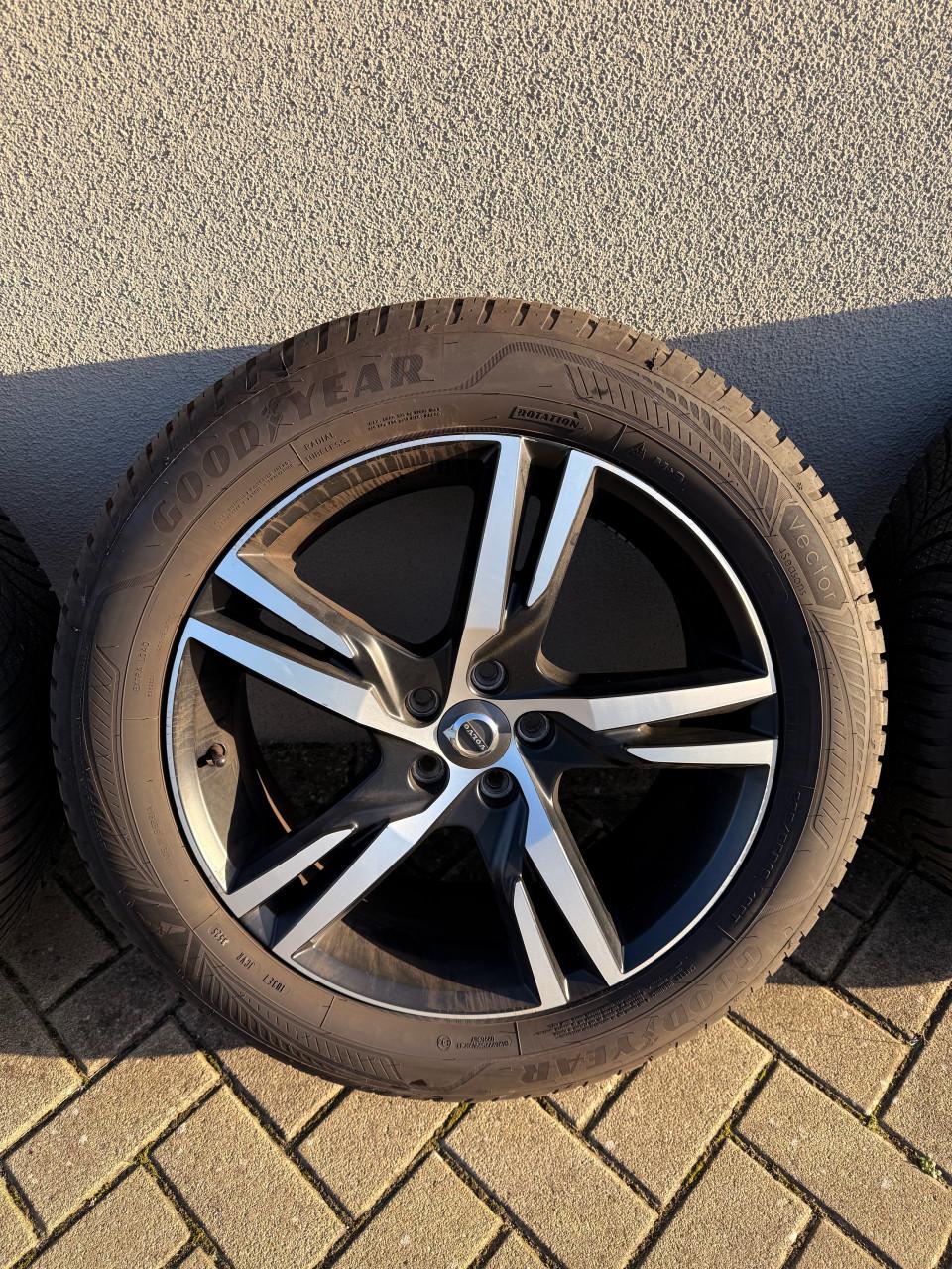 19 inch Volvo xc60 R velgen met z.g.a.n. 4seasons banden.