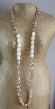 Kettg met transparante beige witte kralen