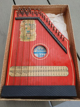 Prachtige jaren 70 Vintage Jubel Tone-citer, Duitse citer DDR, in doos....