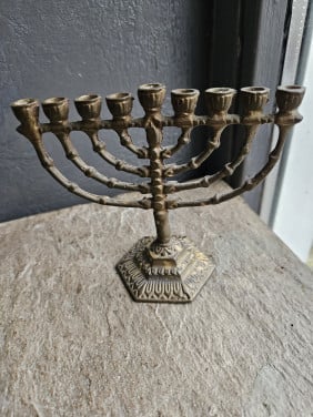 Prachtige kleine antieke bronzen Joodse kandelaar, 9 armen....